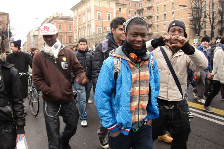 Giovani stranieri_foto del Coordinamento migranti Bologna
